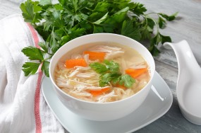 Soupe de nouilles aux carottes et poulet